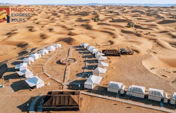 Campo tendato di lusso visto dall'alto