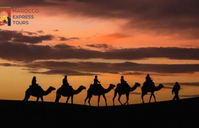 Carovana in controluce al tramonto
