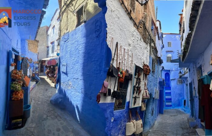 Vicolo blu con le botteghe di Chefchaouen