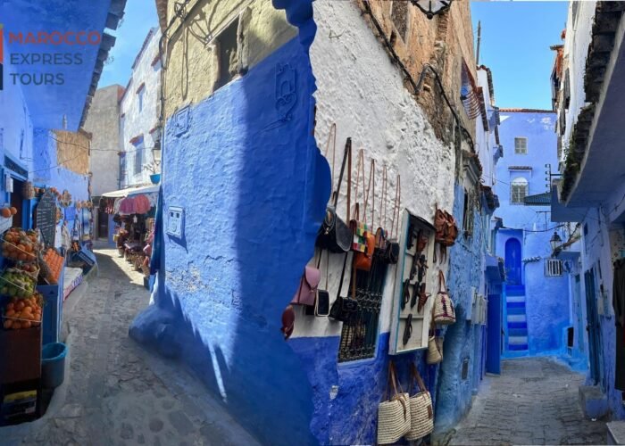 Vicolo blu con le botteghe di Chefchaouen