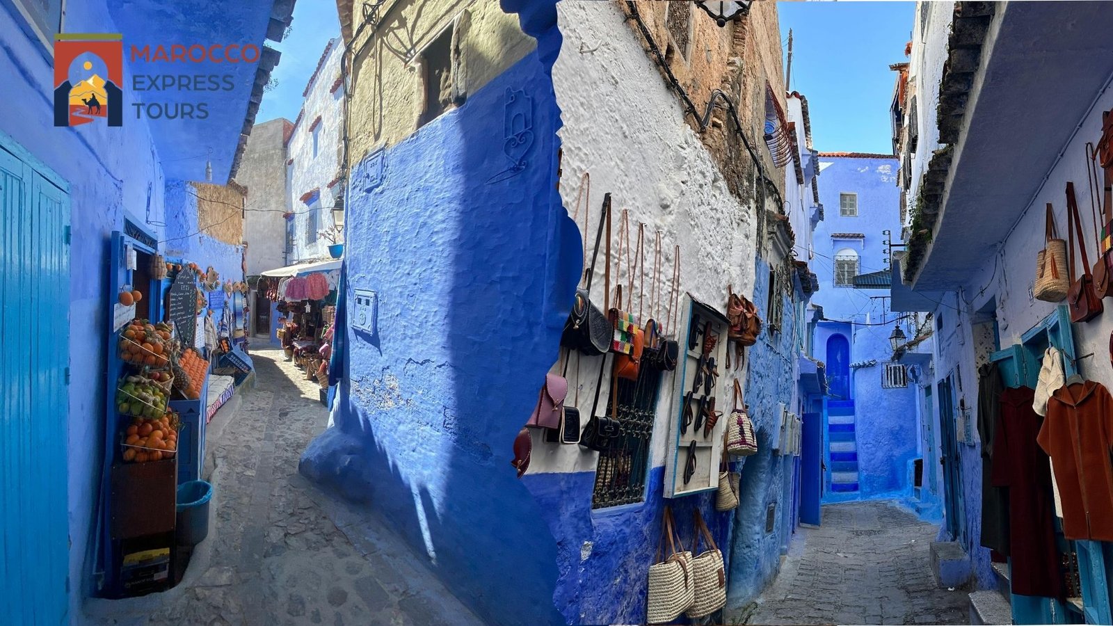 Vicolo blu con le botteghe di Chefchaouen