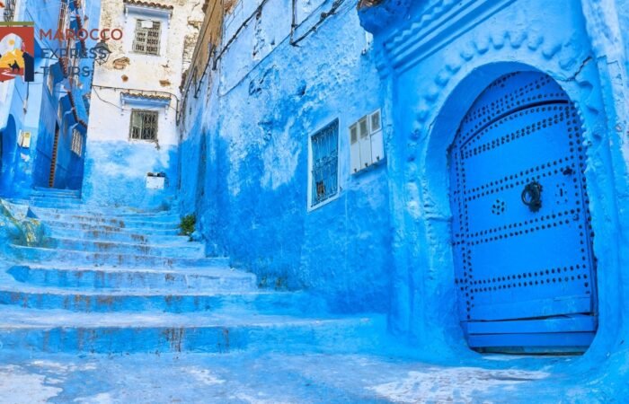 Scalinata e porta borchiata a Chefchaouen