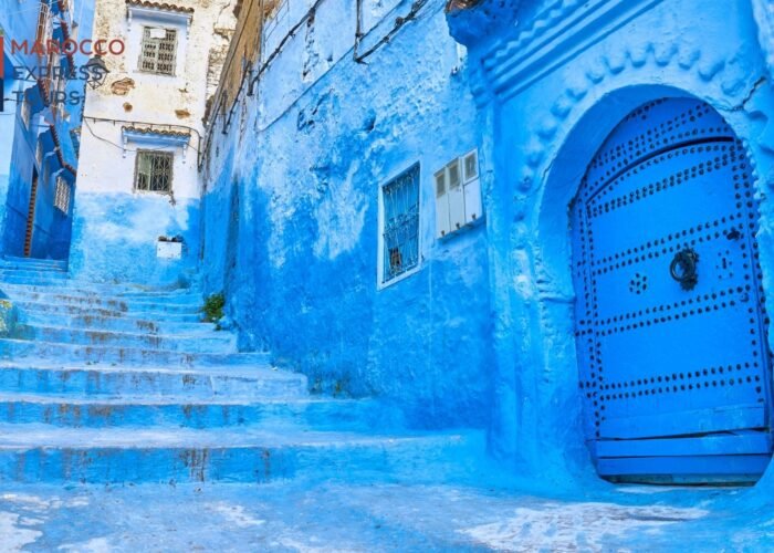 Scalinata e porta borchiata a Chefchaouen