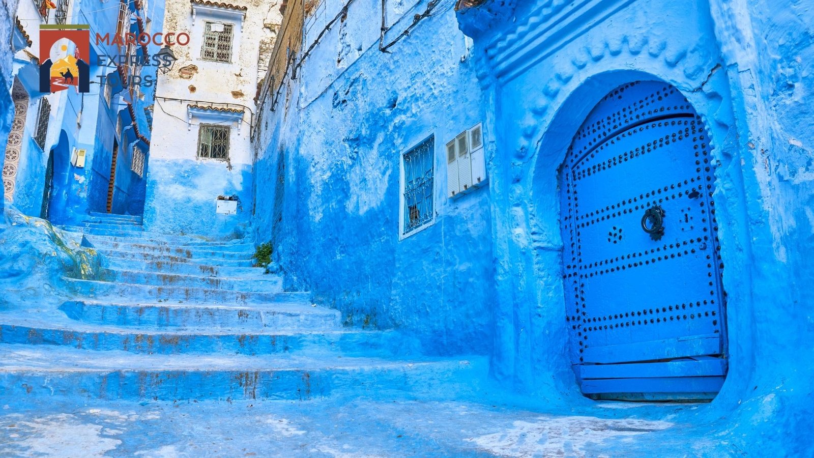 Scalinata e porta borchiata a Chefchaouen