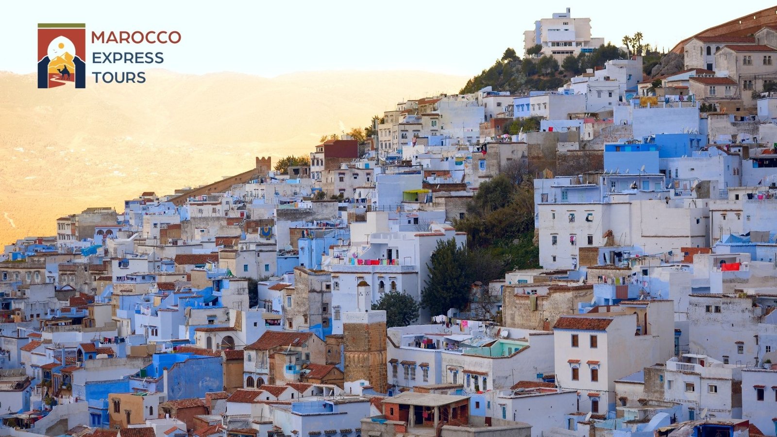 Chefchaouen aggrappata alle montagne del Rif Chefchaouen aggrappata alle montagne del Rif