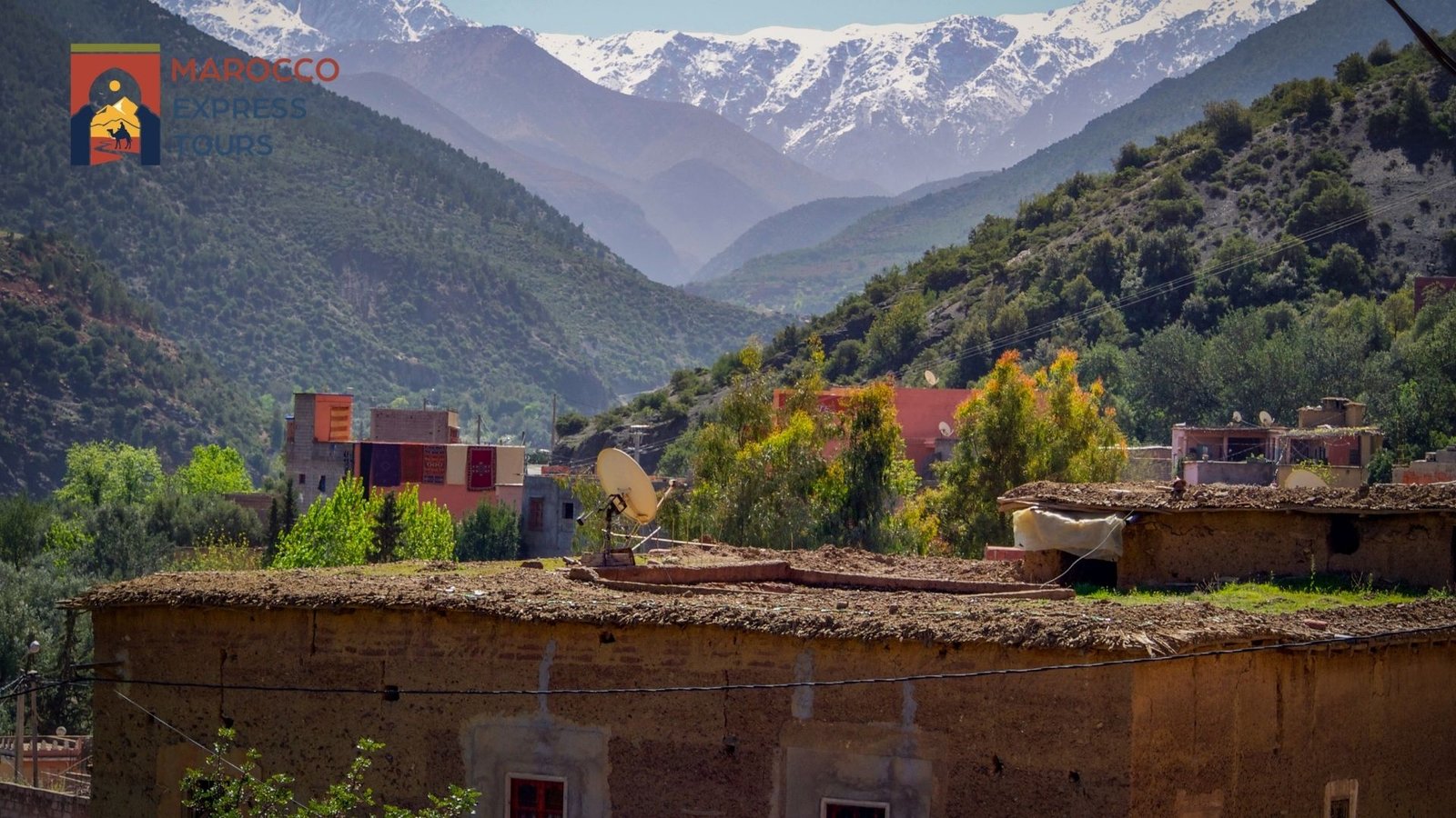 Villaggio della valle dell'Ourika sotto le vette